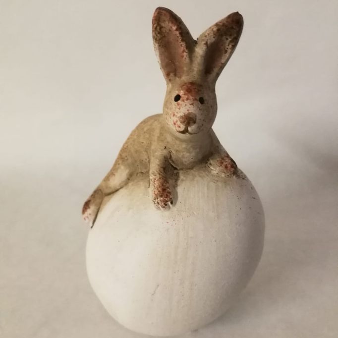Keramikfigur Hase auf Ei - 15cm