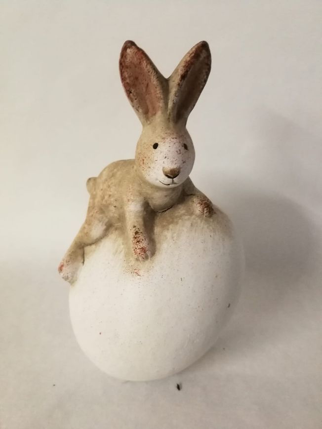 Keramikfigur Hase auf Ei - 11cm